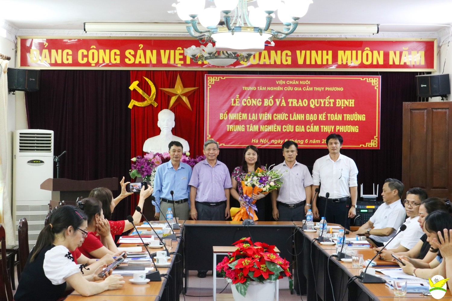 Ban giám đốc TTNCGCTP tặng hoa bà Đỗ Thị Kim Dung
