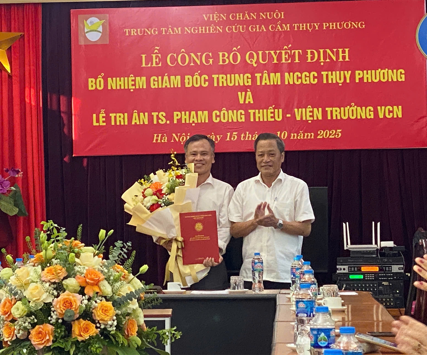 Viện trưởng Viện Chăn nuôi TS. Phạm Công Thiếu trao Quyết định Bổ nhiệm Giám đốc Trung tâm nghiên cứu gia cầm Thụy Phương cho Ông Nguyễn Trọng Thiện