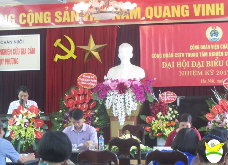 Đồng chí Nguyễn Khắc Thịnh đọc báo cáo